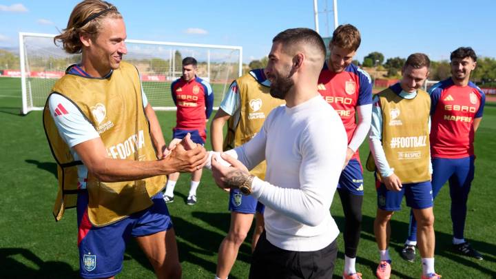 Ilia Topuria visita a la Roja antes del partido ante Georgia que le divide el corazón: "Vuestra suerte es la de todos"