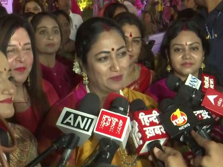Singer Jaspinder Narula, several other women join Karwa Chauth celebrations at CM Rekha Gupta's resi