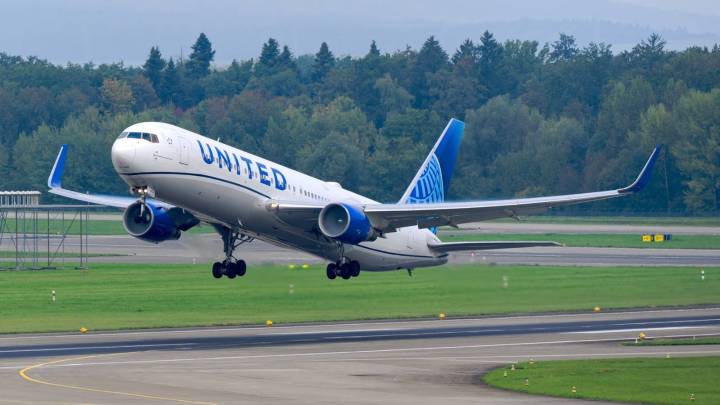 Despite Earnings Beat, United Airlines Shares Slide 9%