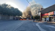Deja incendio en taller de Santa Catarina afectaciones en 8 viviendas y 23 autos