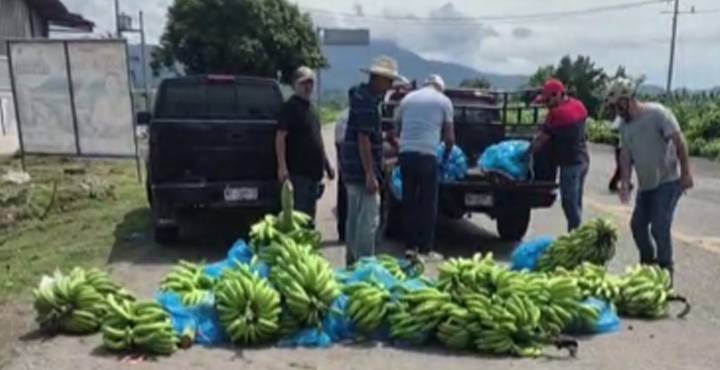 Agricultores bloquean carreteras en al menos siete puntos de Michoacán