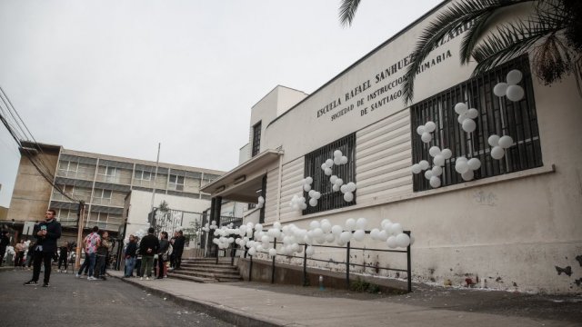 Emotiva velatón en colegio de niño que murió en accidente causado por delincuentes