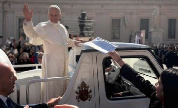 Sairam Rivas entregó carta al papa León XIV en representación de presos políticos venezolanos