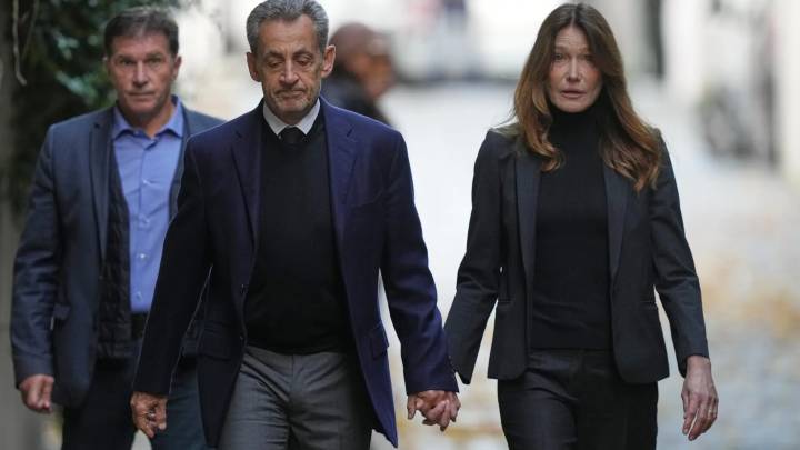 Nicolas Sarkozy, acompañado de su familia, se dirige a la cárcel para cumplir condena