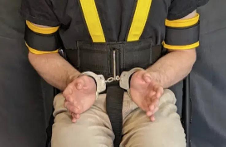 Denuncian que restricciones corporales usadas por ICE violan derechos humanos