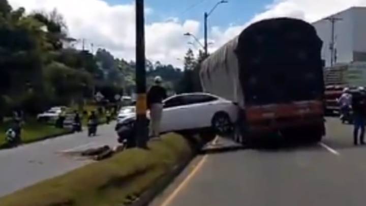 Fuerte choque en la vía Medellín–Bogotá deja una persona muerta: tres vehículos se vieron involucrados en el accidente