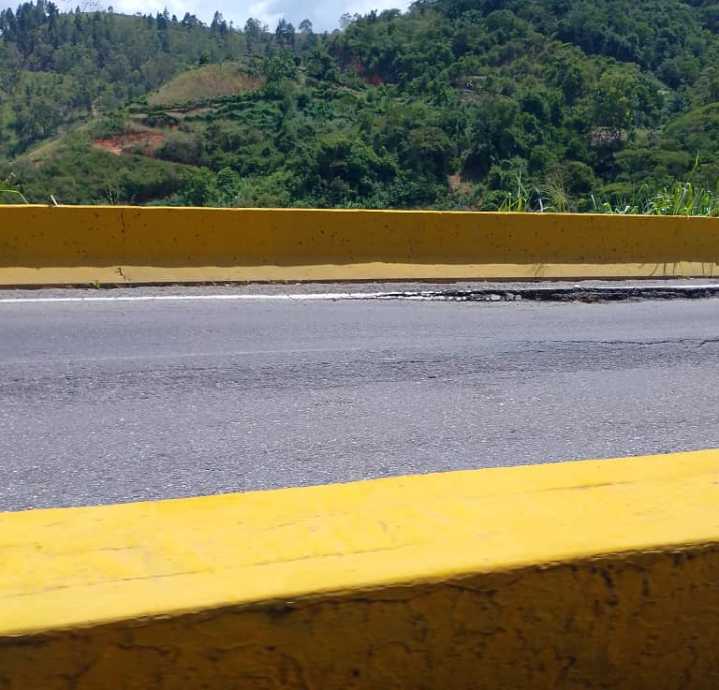 Conductores denuncian falla de borde crítica en la Panamericana, sentido Caracas