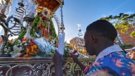 Los migrantes recuerdan en Los Gladiolos el día que dejaron a su madre y se encontraron con la Virgen de Candelaria