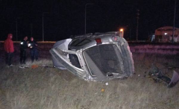 Dos heridos en un impresionante choque y vuelco en rotonda de acceso oeste a Trelew