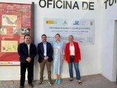 La subdelegada del Gobierno visita las obras de mejora de la Oficina de Turismo de Vejer
