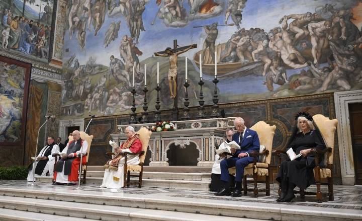 Monarca Británico y pontífice rezan juntos y sellan nueva era de acercamiento católico