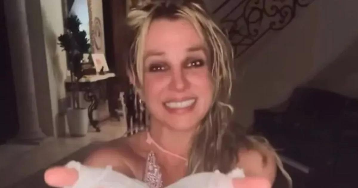 Britney Spears falls down stairs and 'snaps' leg as bruised star sparks fears