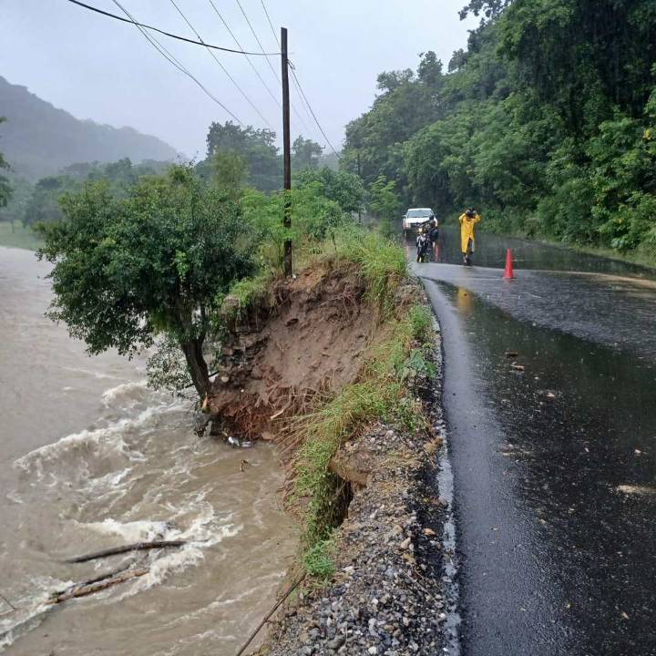 Gobierno estatal retira derrumbes por lluvias en carreteras