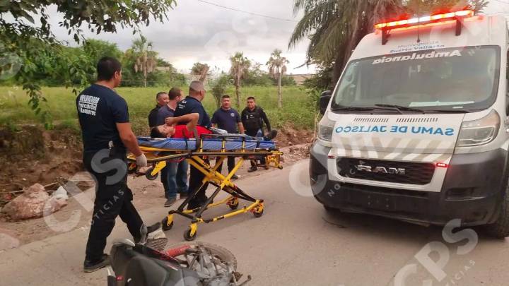 Motociclista imprudente termina gravemente herido tras estamparse contra un vehículo