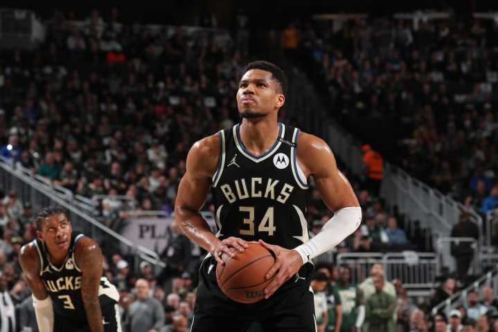 Giannis Antetokounmpo returns to Milwaukee Bucks practice after COVID