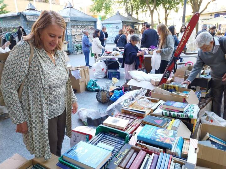 Llanos Navarro visita el mercadillo de ASPAS y agradece “su fundamental apoyo a las personas sordas y sus familiares” La concejala de Asuntos Sociales, Llanos Navarro, visita el mercadillo solidario q