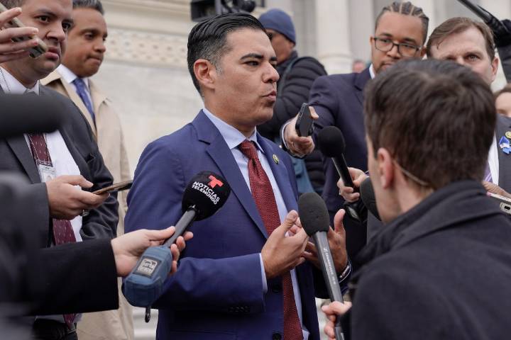 Demócratas investigarán arrestos de ciudadanos en redadas migratorias