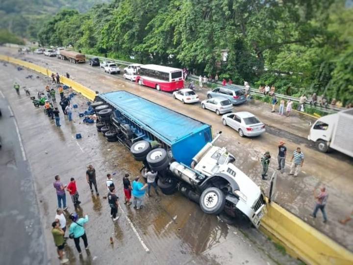 Vehículo de carga vuelca en la autopista regional y conductor muere...