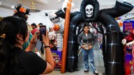 Crece el furor por Halloween en San Juan: hay disfraces para todos los bolsillos
