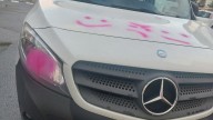 Identificado un menor por realizar pintadas en cerca de una decena de vehículos en A Pobra