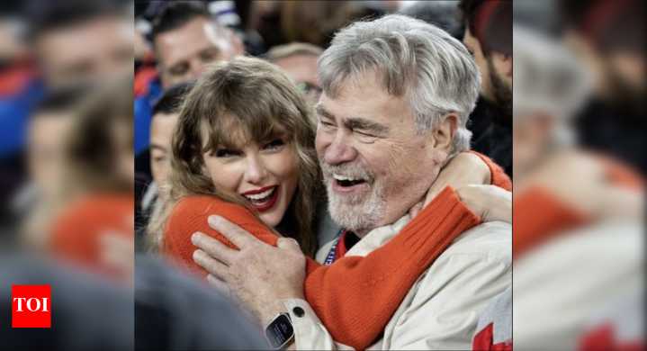 “Pround father-in-law”: Travis Kelce’s dad wins hearts at Chiefs game by handing out Taylor Swift