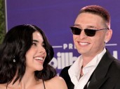 Kenia Os y Peso Pluma se roban la alfombra roja de los Billboard Latin Awards