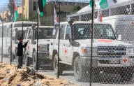 Prisioneros palestinos liberados por Israel empiezan a llegar en camiones a Gaza