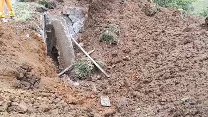 Gigantesco cráter en una vía de El Tambo, Cauca, tras la desactivación controlada de dos cilindros bomba