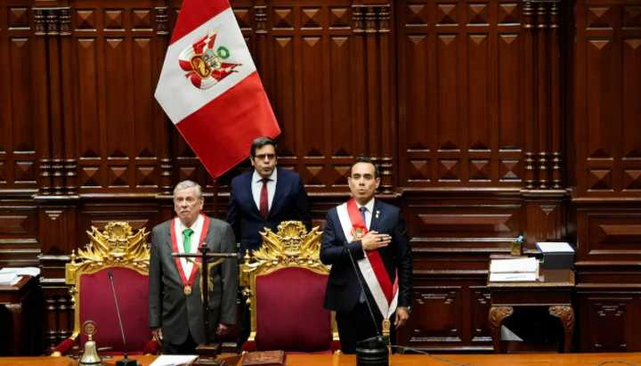 Nuevo presidente de Perú lidera operativos en varias cárceles para "golpear el crimen"