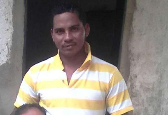 Murió electrocutado al intentar desconectar el celular