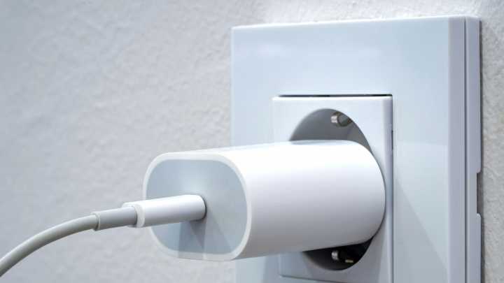 Aprende a leer la etiqueta del cargador del móvil y evita posibles explosiones