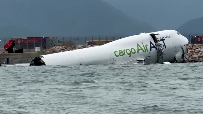 Un avión de carga se sale fatalmente de la pista en Hong Kong