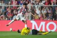 Unión goleó a Defensa y quedó a uno de la punta