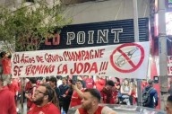Hinchas de Independiente se manifestaron contra la dirigencia por el cambio de sponsor