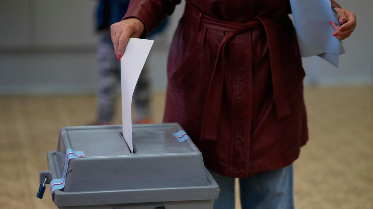 Populist billionaire seeks comeback in Czech election