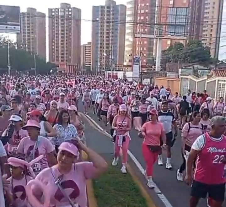 ¡Impresionante! 14,000 maracuchas marchan de rosa en valiente lucha contra el cáncer de mama