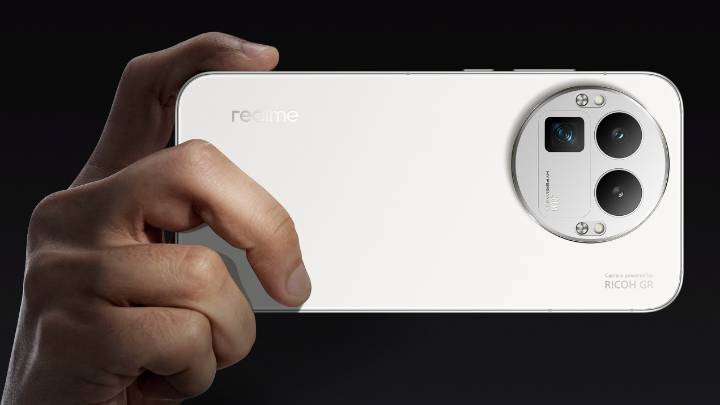 This new flagship might be the cheapest phone with a 200MP tele camera