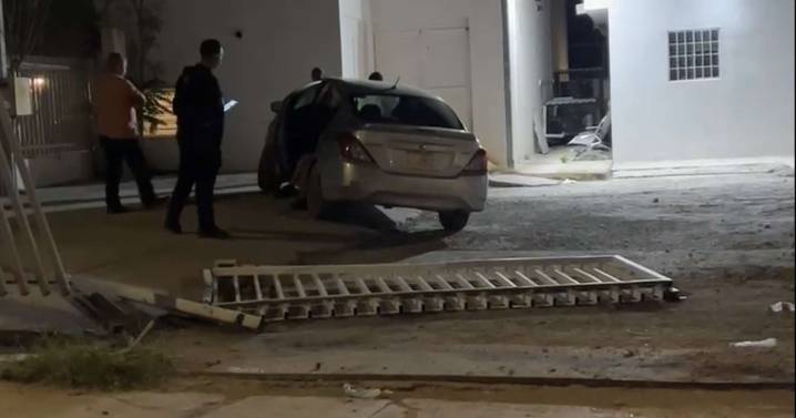 Conductor ebrio se impacta contra centro de salud en la colonia Galeana