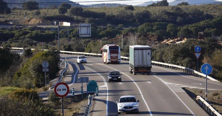 Tres heridos tras una colisión frontal entre dos coches en Espiel