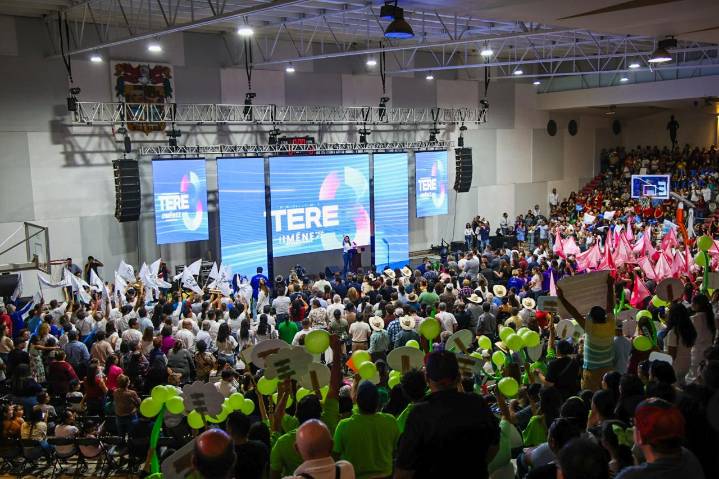 En Calvillo, Tere Jiménez cierra su gira del tercer informe