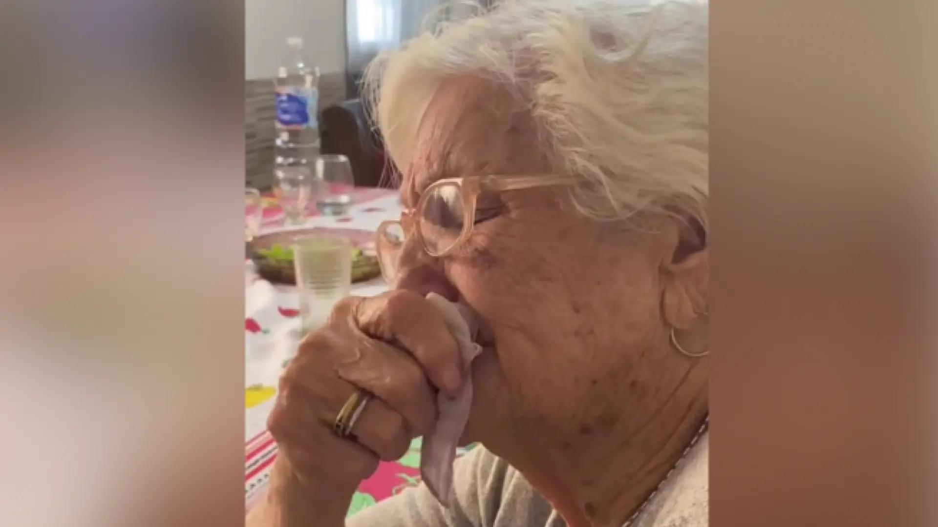 La tierna reacción de una mujer de 98 años al escuchar a un cantante de rap: "Me recuerda a mi marido"