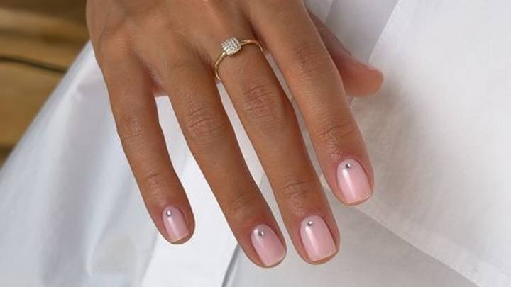 9 unique autumn manicures for brides: From diamond nail art to dark hues