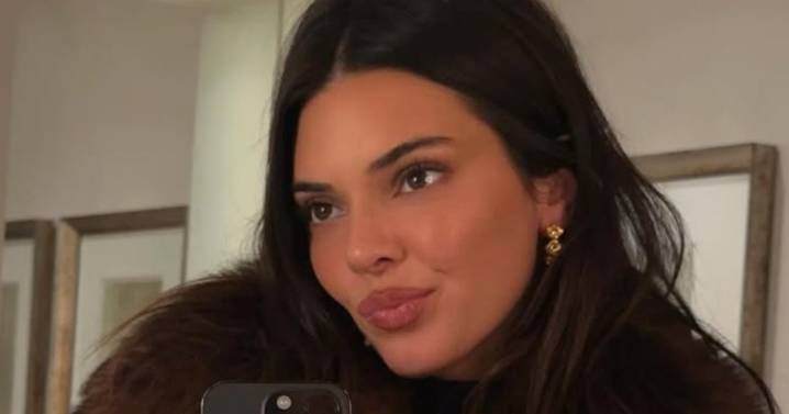 Kendall Jenner Highlighting Her Toned Abs in Green Top Will Make You Look Twice