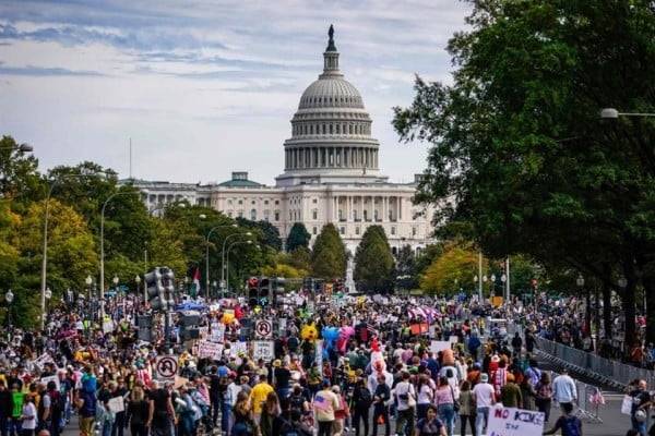 Marchan miles en EU contra Trump