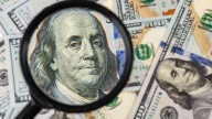 Gracias a una fuerte intervención de EEUU, el dólar oficial frenó escalada y anotó su primera baja en 6 ruedas