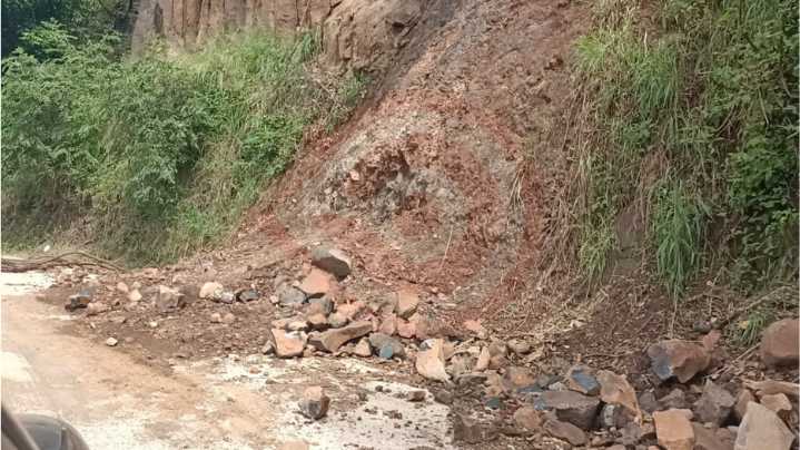 Deslizamiento de rocas bloquean la carretera Huautla