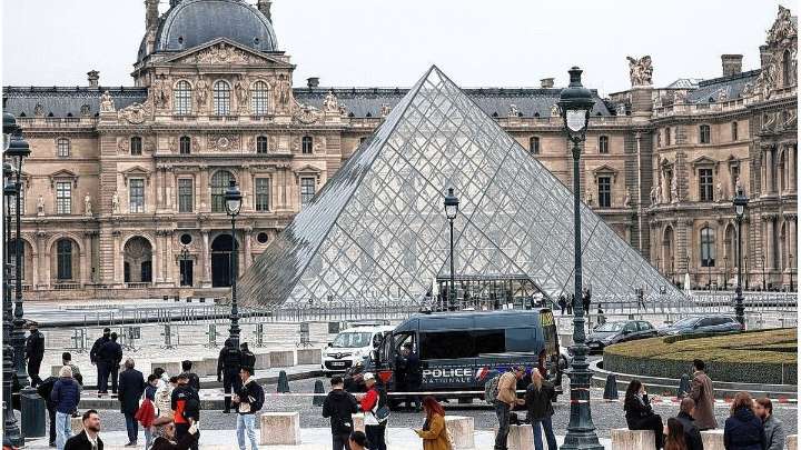 Robo millonario en el museo del Louvre: en sólo 7 minutos se llevaron piezas que eran de Napoleón