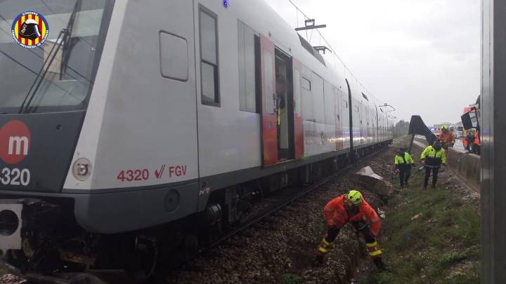 Sin línea de metro y la A-7 cortada tras el choque de un camión con un muro en l'Alcúdia