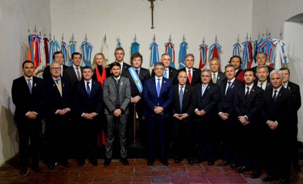 Milei suma a su Gabinete a la reunión con los gobernadores en la Casa Rosada