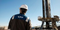 Cuál es el gigante del petróleo árabe que está a un paso de ingresar al proyecto de GNL liderado por YPF